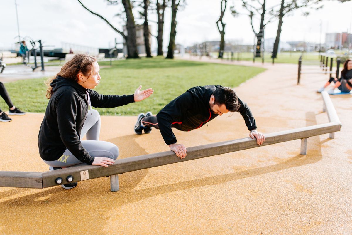 Portrait en action d’une coach à Vannes – séance bien-être