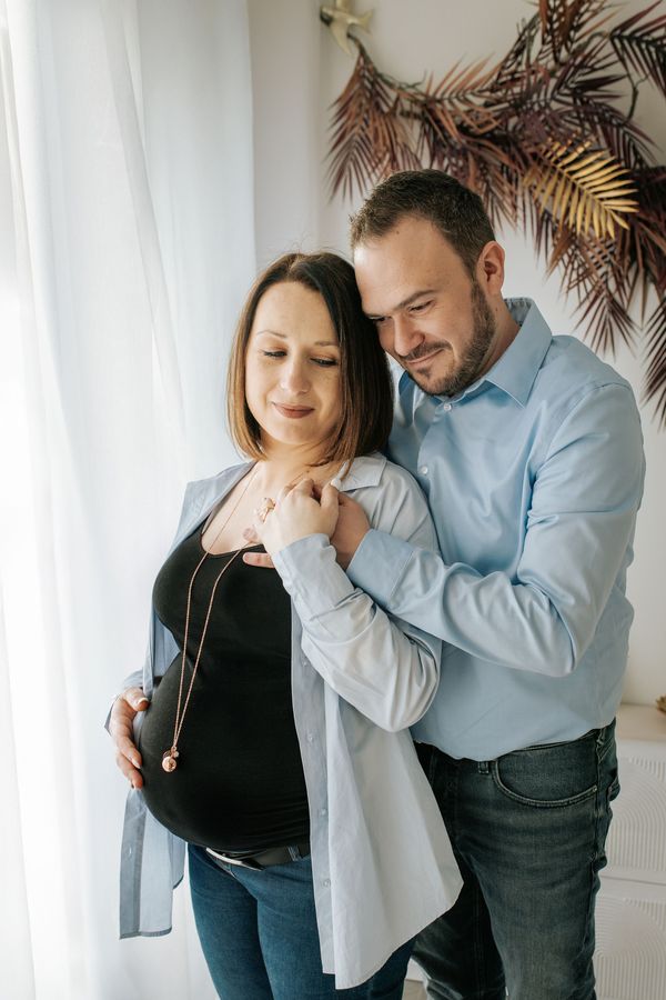Séance photo grossesse à Vannes dans le Morbihan : une future maman dans une lumière douce
