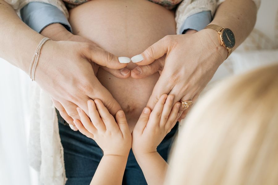 Photographe grossesse Morbihan : portrait naturel d'une femme enceinte, émotion et douceur