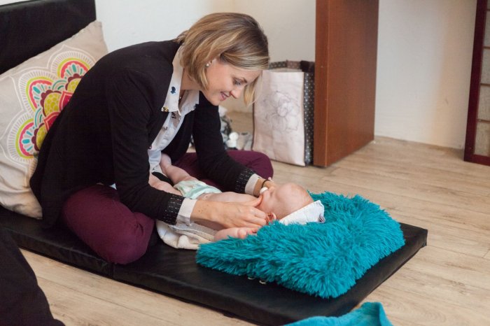 Photos d'une séance de massage bébé à saint avé