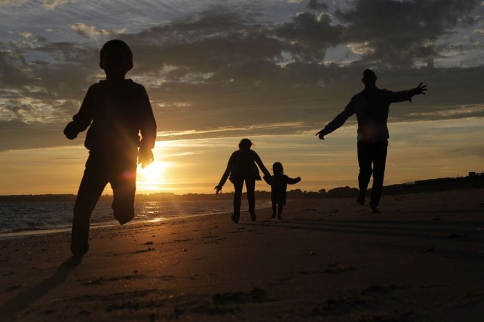 Séance photo de famille à la plage de Penvins