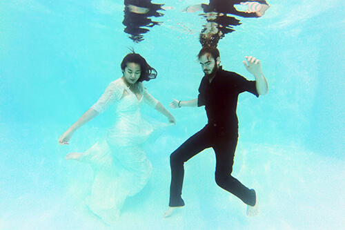 photo de mariés sous l'eau