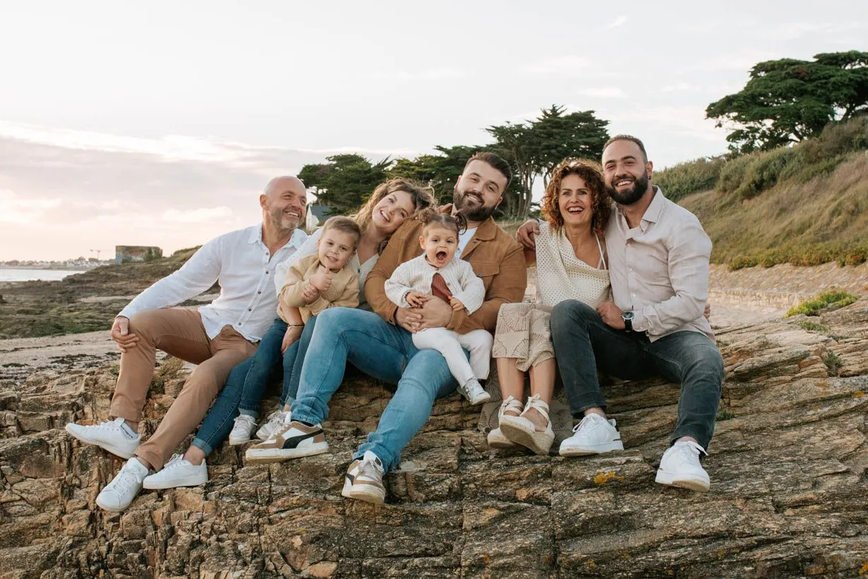 Enfants et famille pendant une séance photo naturelle adaptée à leur âge
