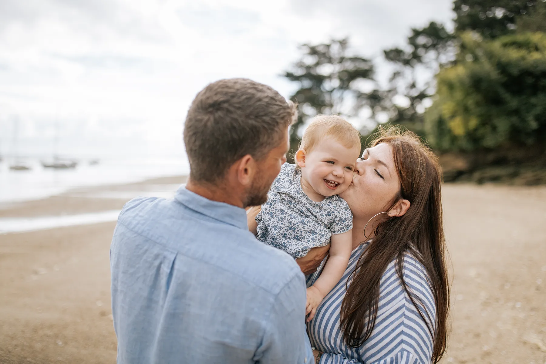 Famille photographiée à la plage dans le Morbihan