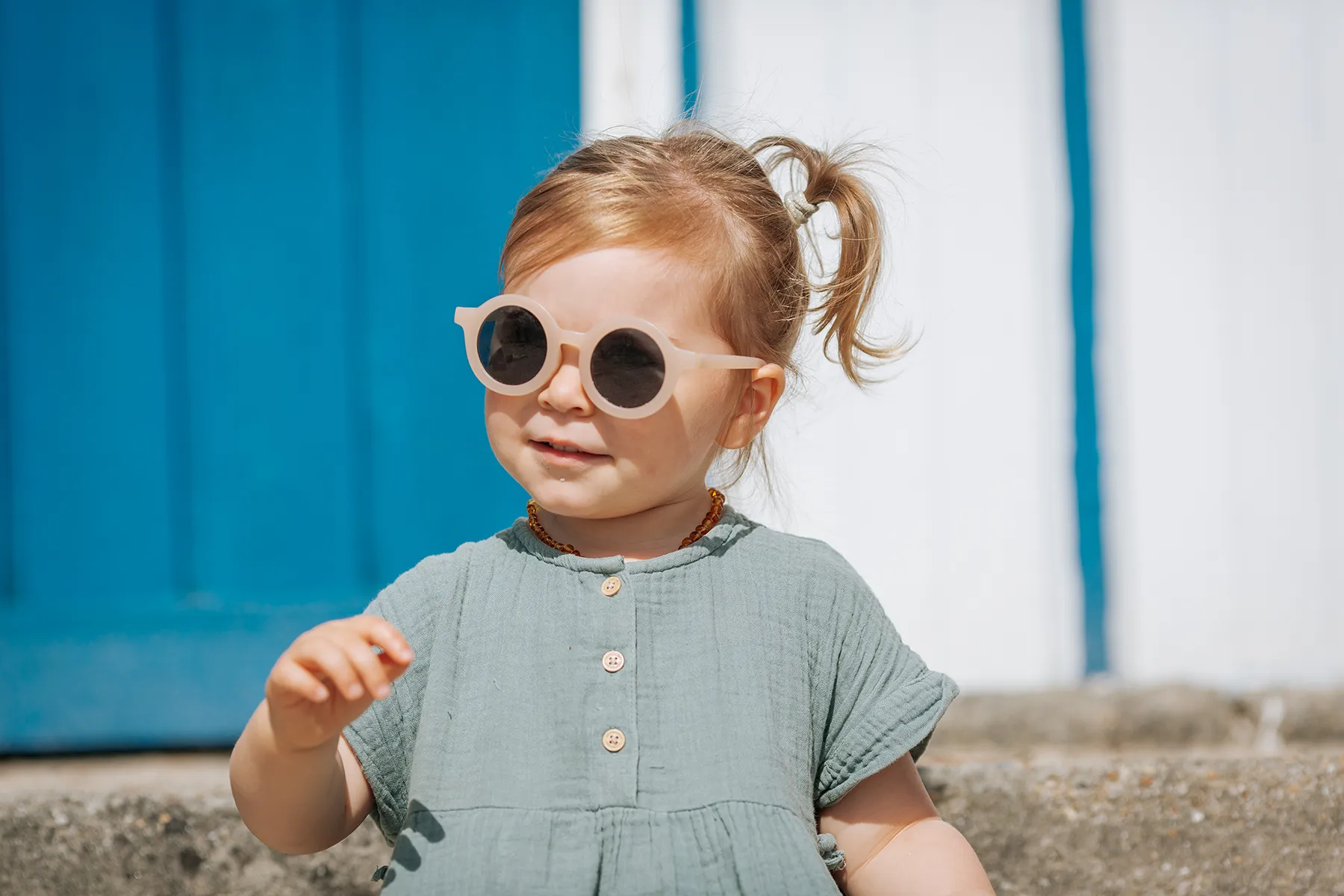 Enfant photographié pendant une séance famille à la plage