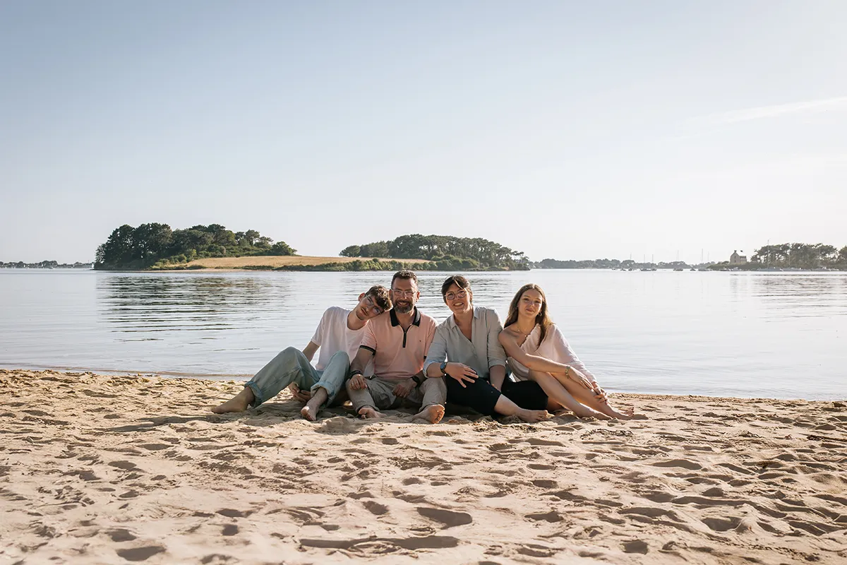 Séance photo famille à la plage dans le Morbihan près de Vannes