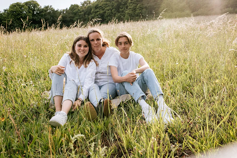 Portrait de famille naturel pendant une séance photo près de Vannes