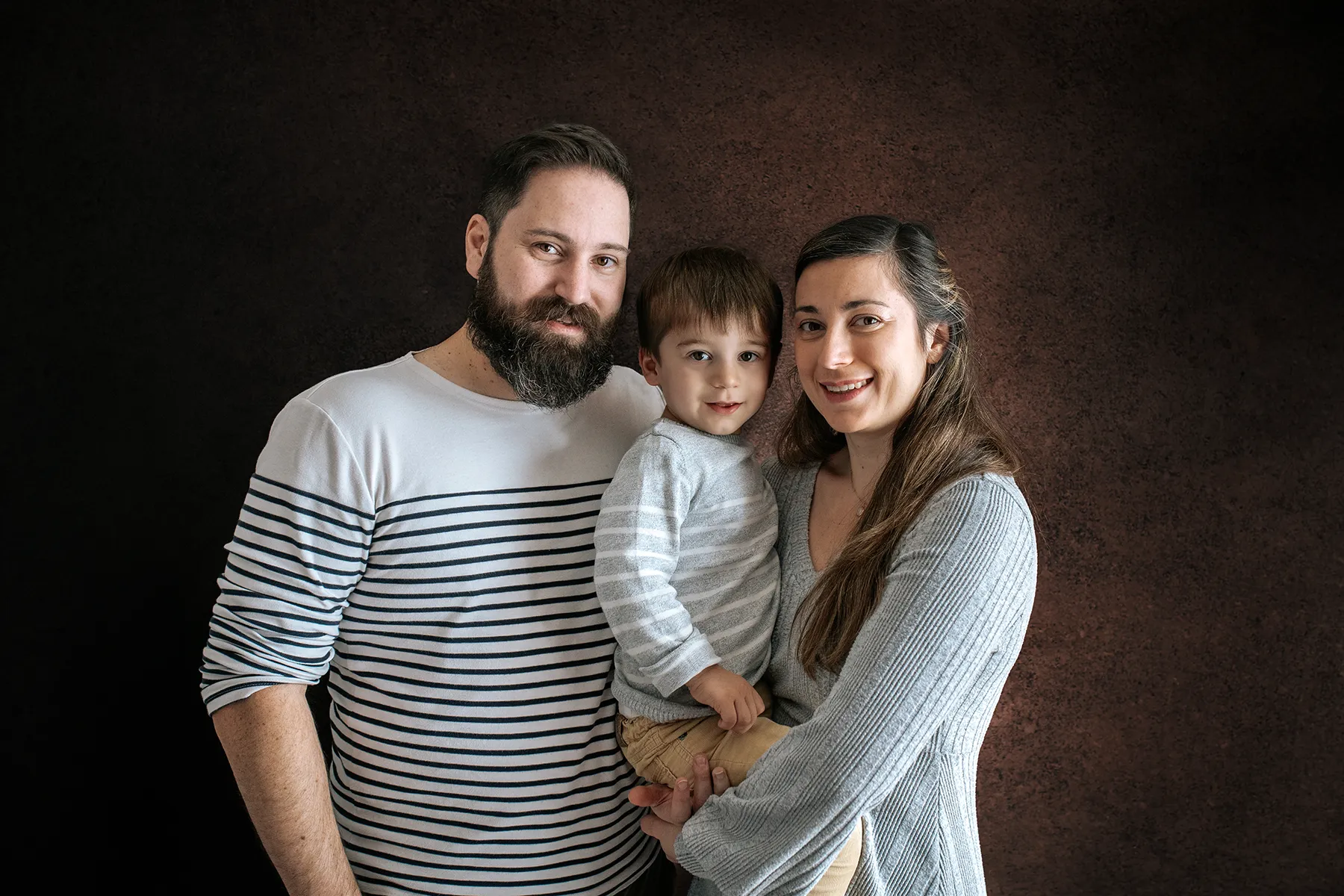 Portrait de famille sur fond neutre au studio à Sulniac