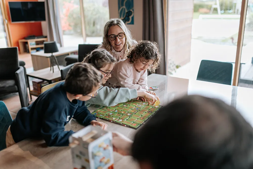 Grande famille photographiée pendant une séance intergénérationnelle à Vannes