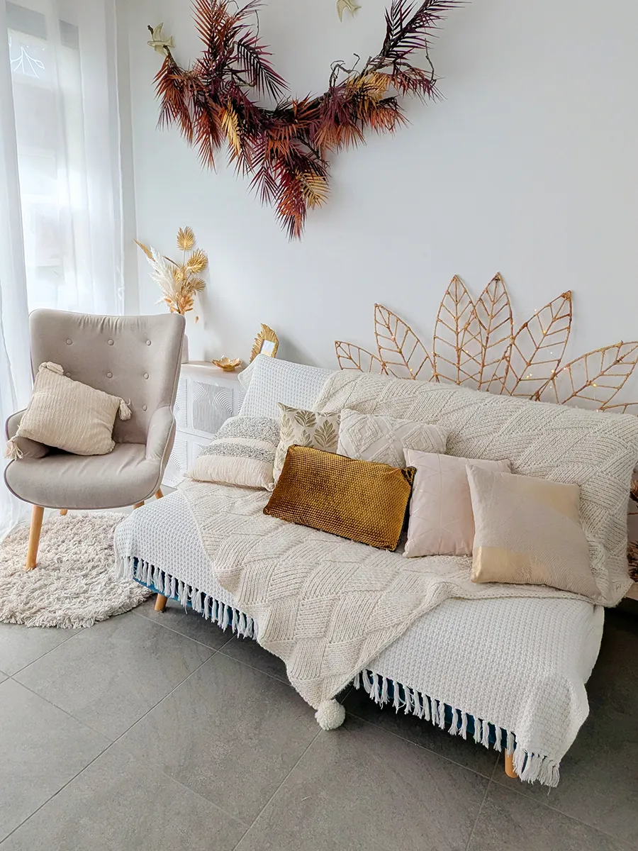 Décor naturel pour une séance nouveau-né Cocon au studio à Sulniac