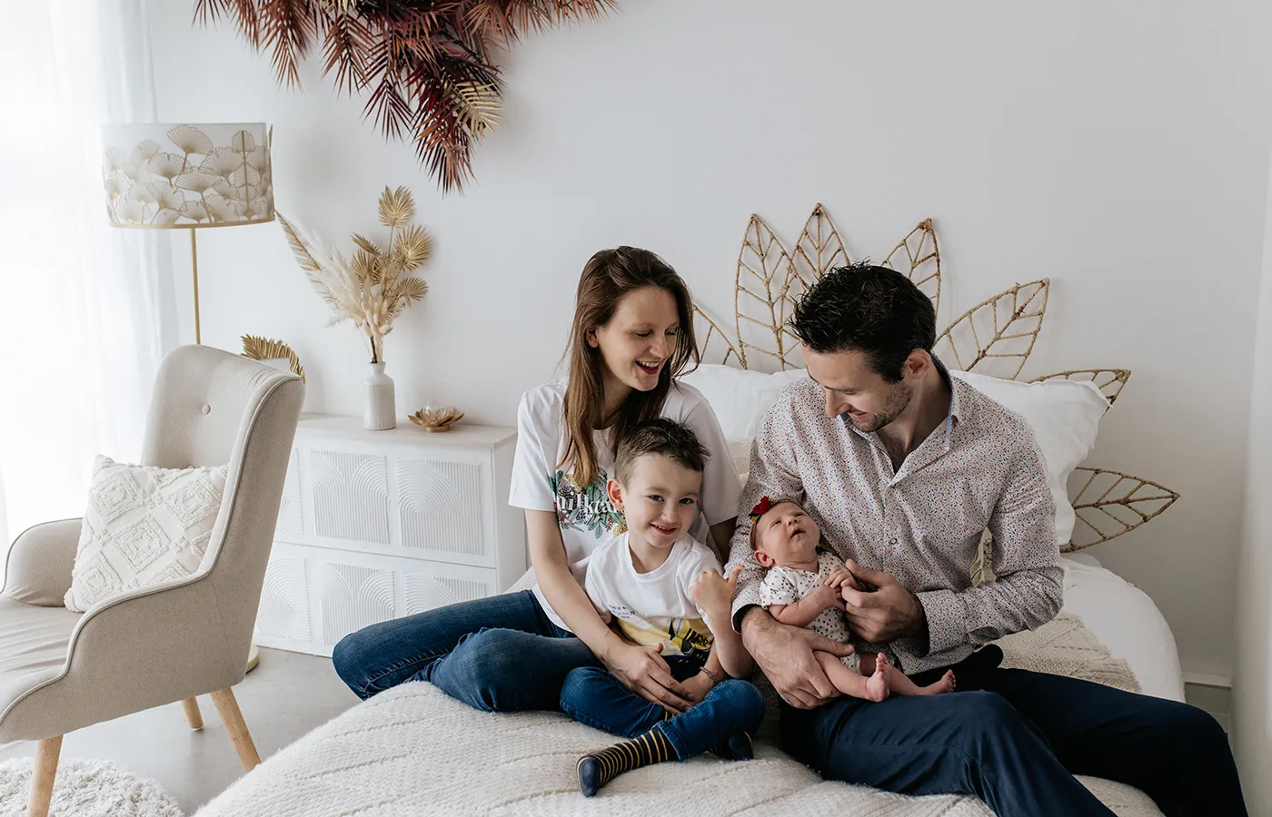Famille avec un nouveau-né dans une lumière douce