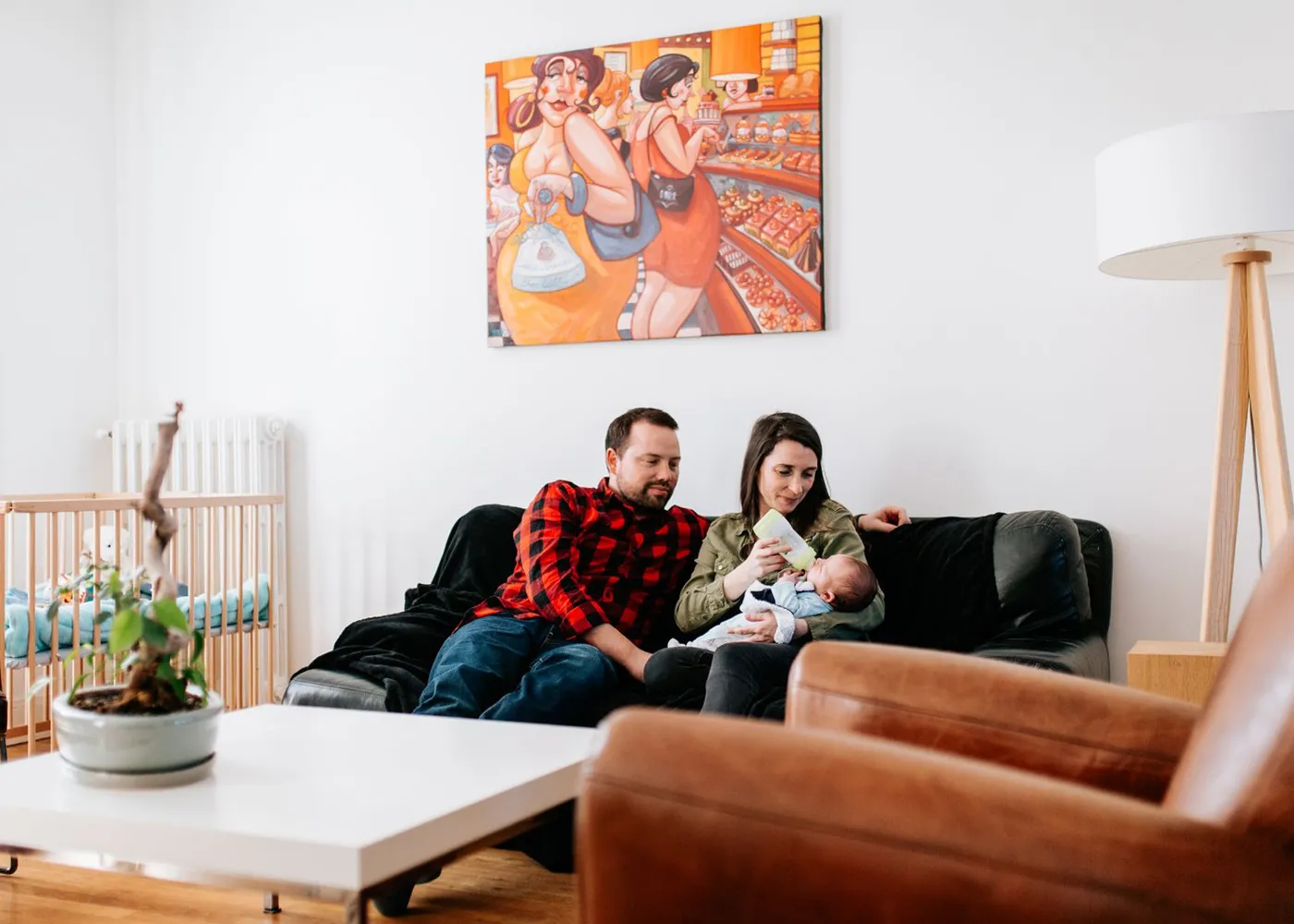 Parents et fratrie réunis autour d'un nouveau-né
