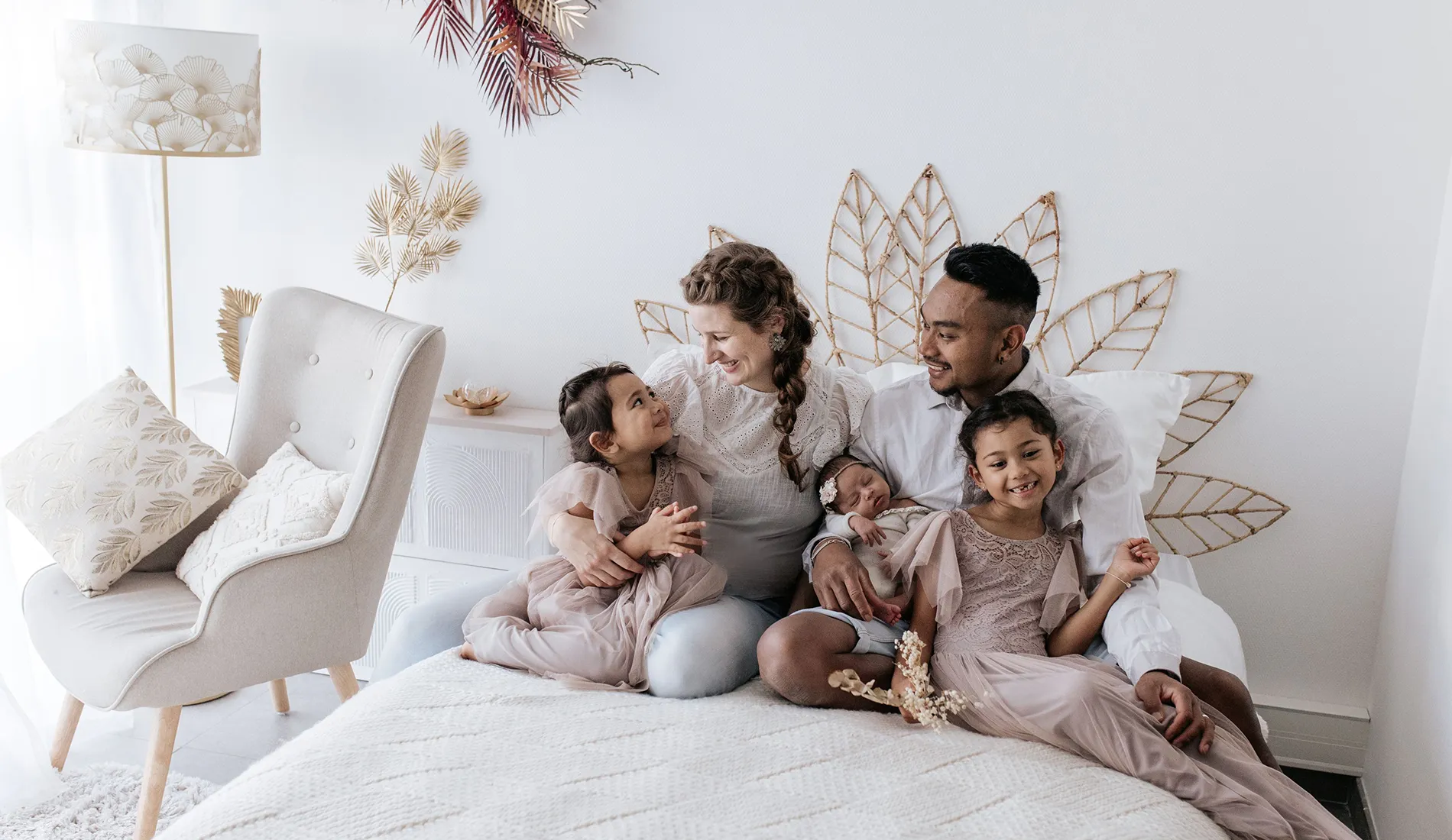 Famille avec un nouveau-né photographiée dans une ambiance douce près de Vannes