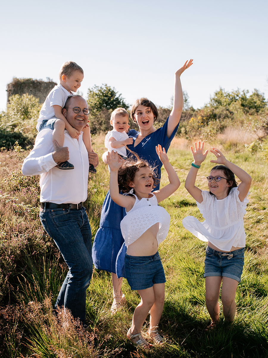 Famille photographiée en extérieur avec son bébé dans le Morbihan