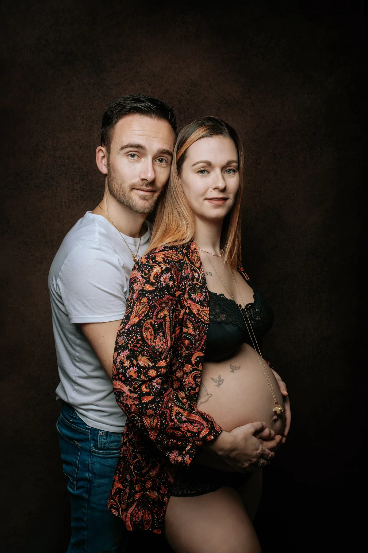 Portrait de couple pendant une séance grossesse Studio