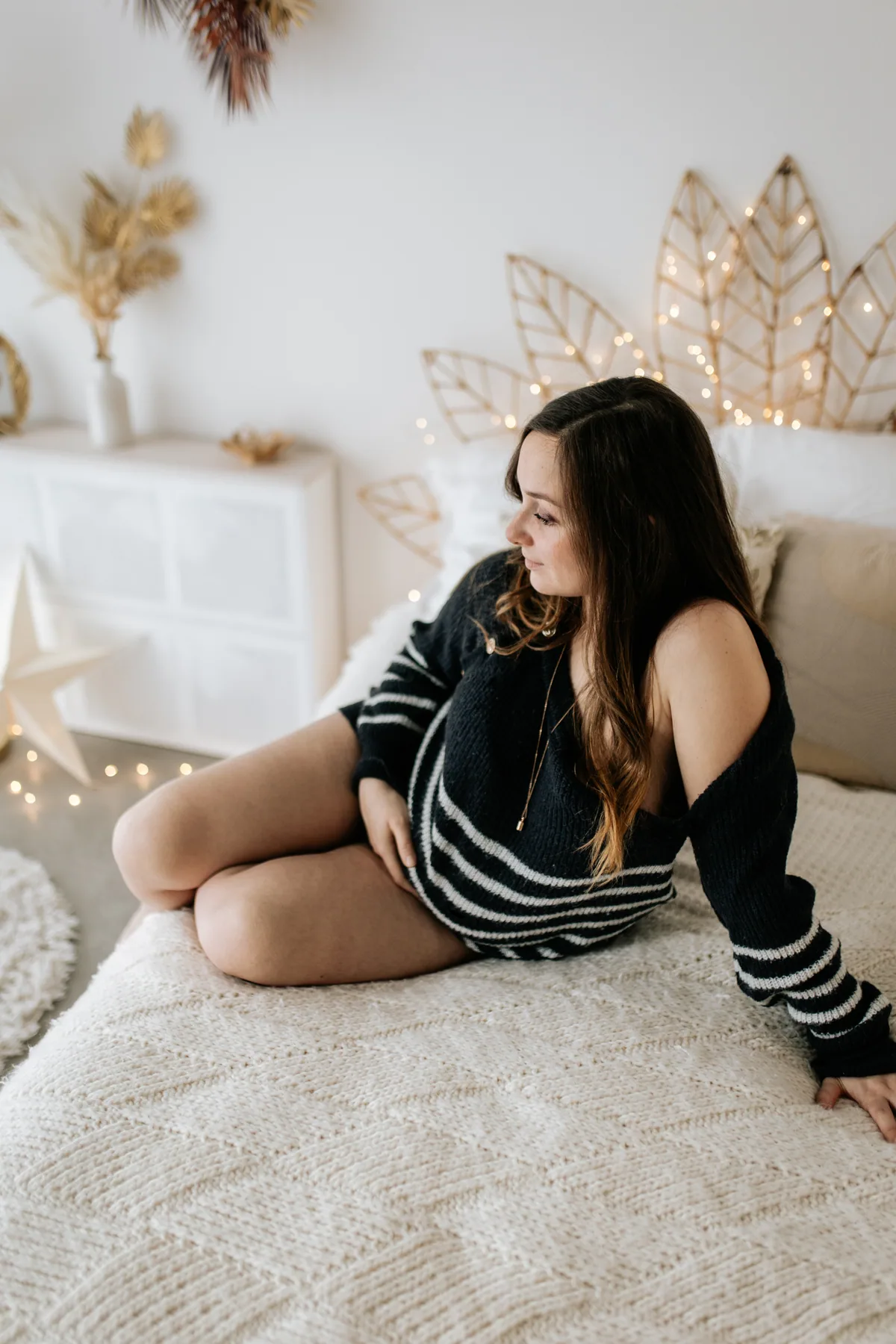 Séance grossesse douce dans le décor Cocoon du studio