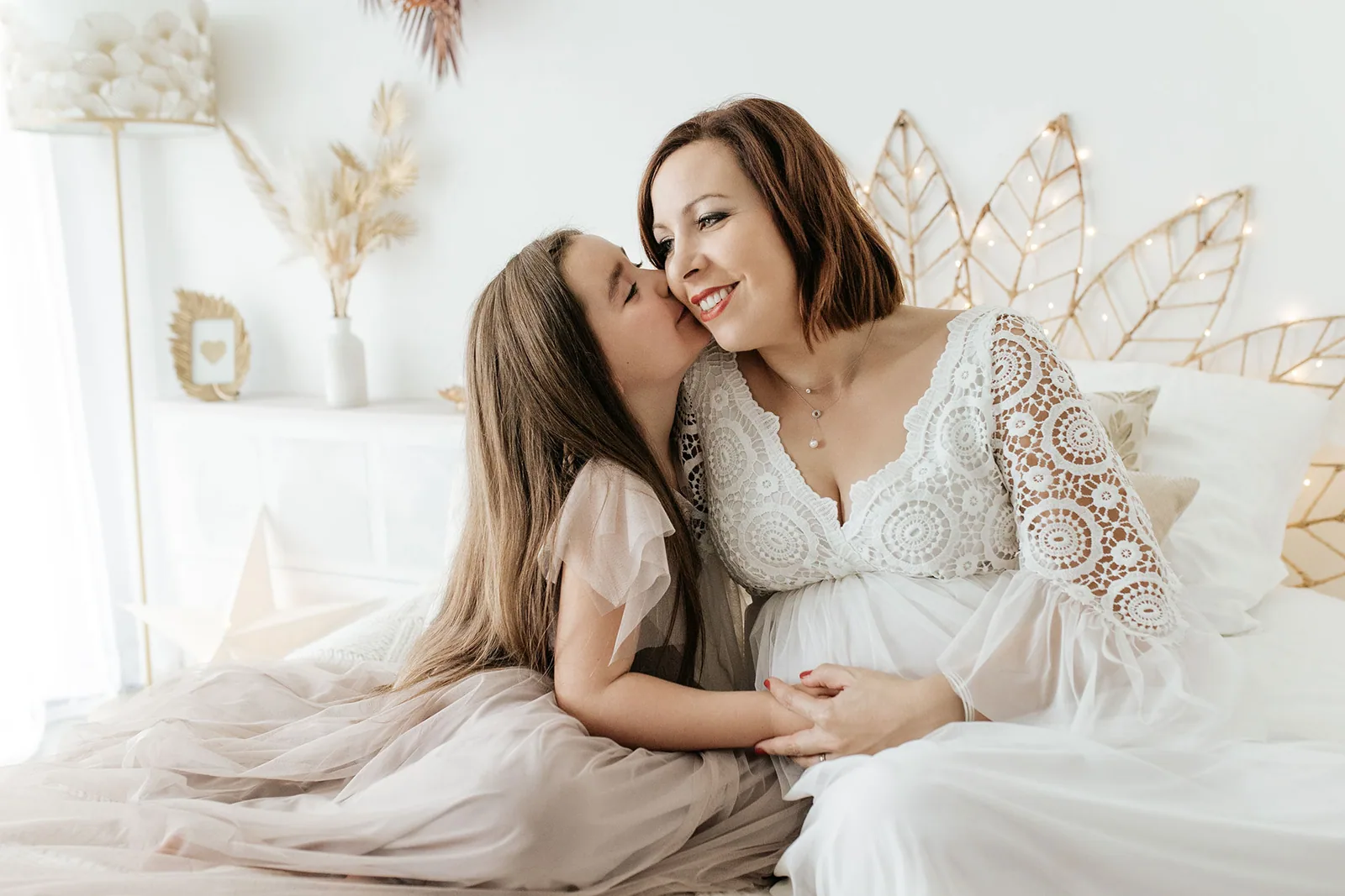 Aîné participant à la séance grossesse de sa maman