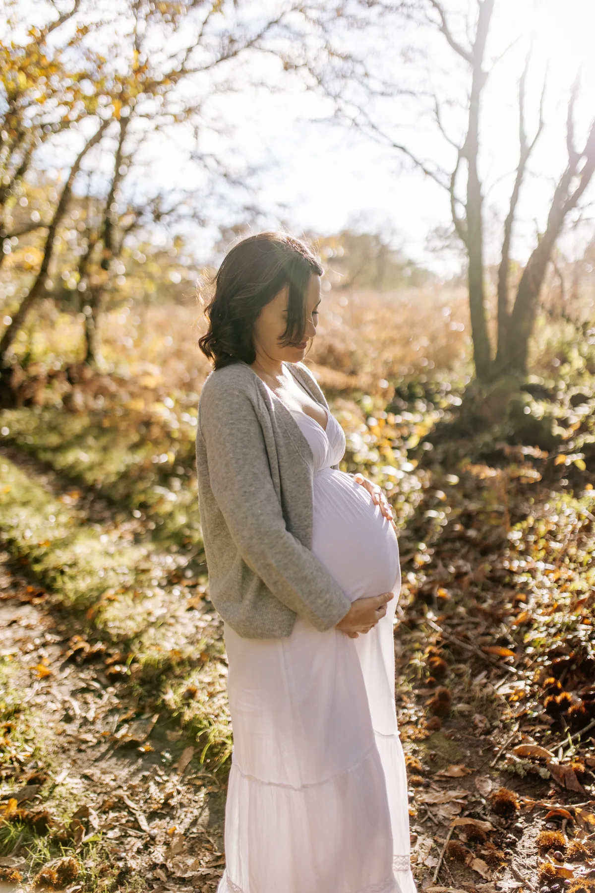 Future maman photographiée en forêt