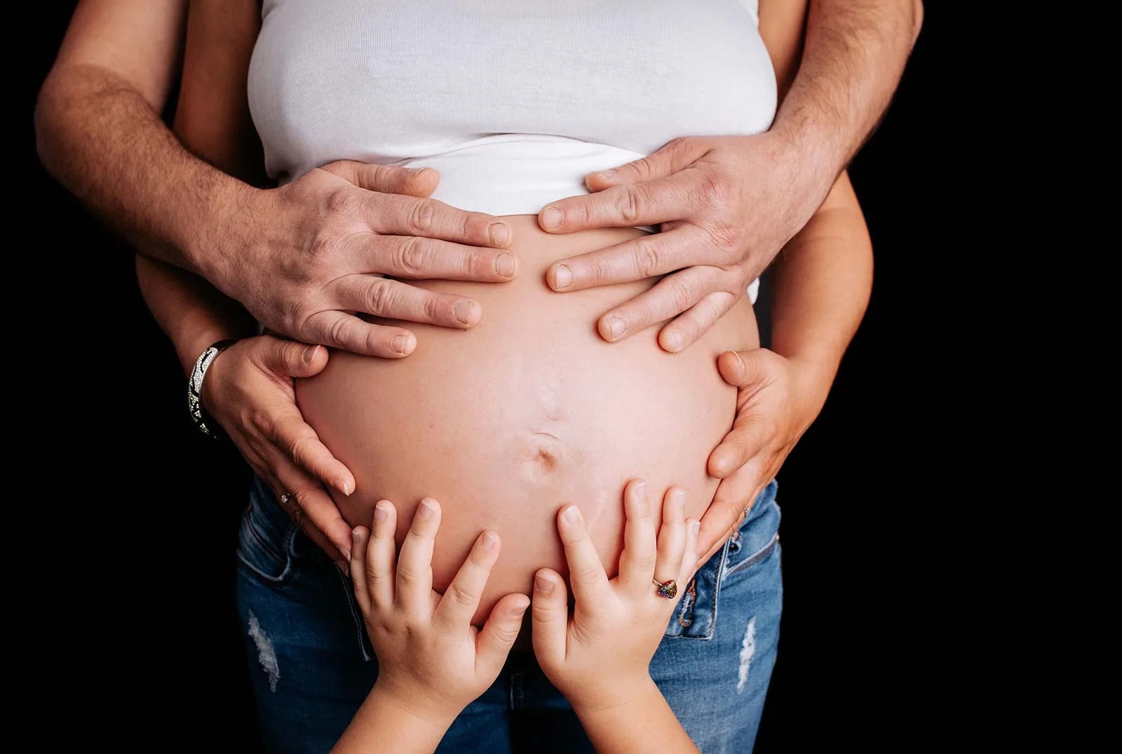 Souvenir tendre autour du ventre rond pendant une séance grossesse
