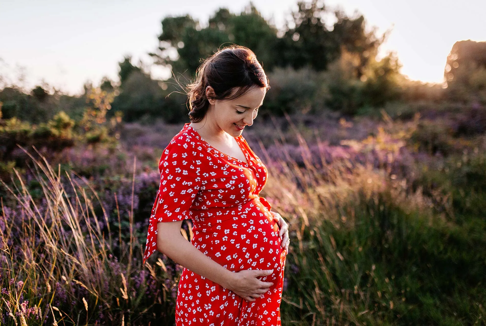 Future maman photographiée au soleil pendant une séance grossesse près de Vannes