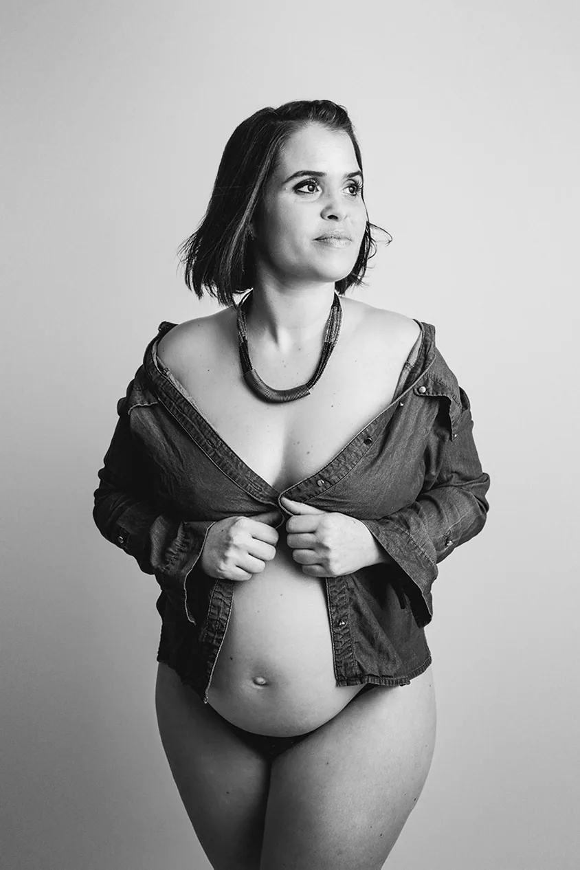Portrait de grossesse en noir et blanc au studio