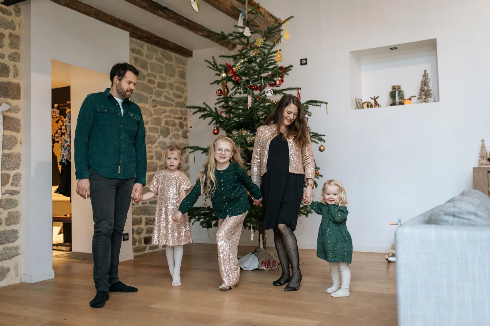 Séance grossesse à domicile avec la famille dans son intérieur
